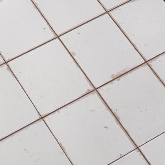 rustikalna biela vintage obkladka maly stredomorsky country podlahova dlazba dlazba stenova obkladka kuchyna kupelna cementova dlazba opotrebovana hranaty obklad obyvacka sedliacky dom zariadenie.jpg